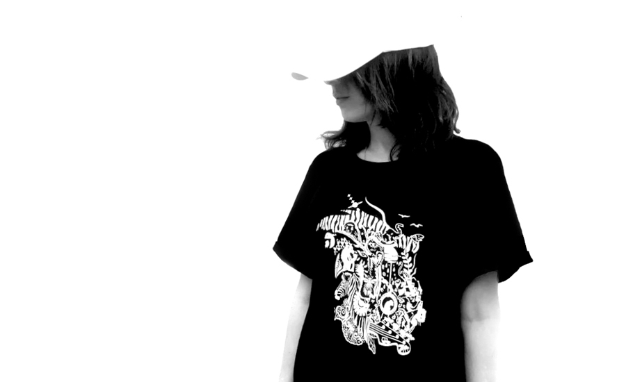 disegno t shirt jungle complessa con animali della savana in bianco e nero foto indossata