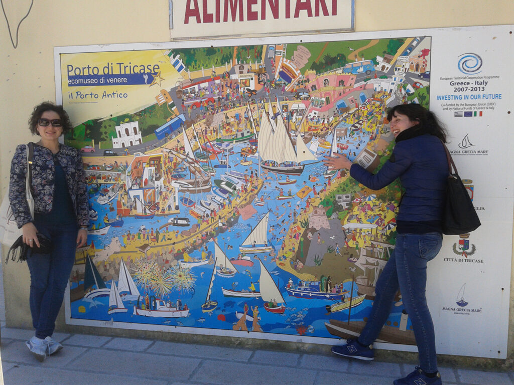 stampa grande sul muro con persone del Porto Museo Tricase mappa di comunità